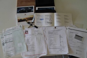 Carnet, clés et factures 996